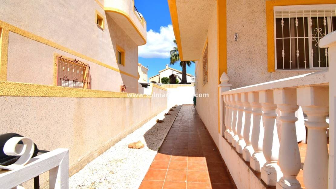 3 soverom Kjedet enebolig til salgs i Los Altos med svømmebasseng - € 184 950 (Ref: 8945436)