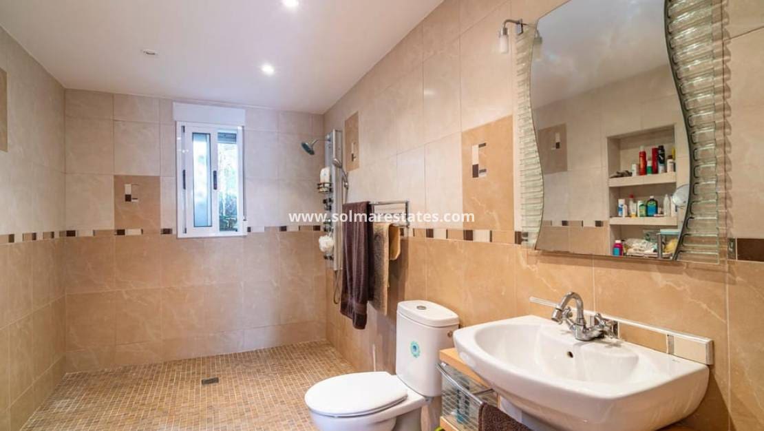 4 Zimmer Villa zu verkaufen in Villamartin mit Pool - 650.000 € (Ref: 8967015)