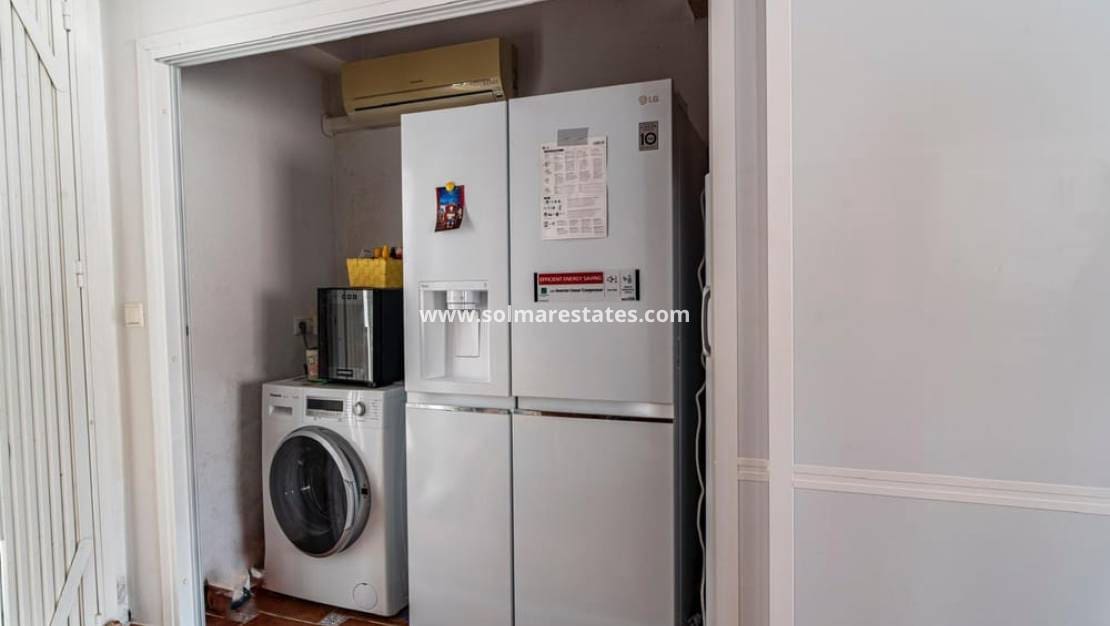 4 Zimmer Villa zu verkaufen in Villamartin mit Pool - 650.000 € (Ref: 8967015)