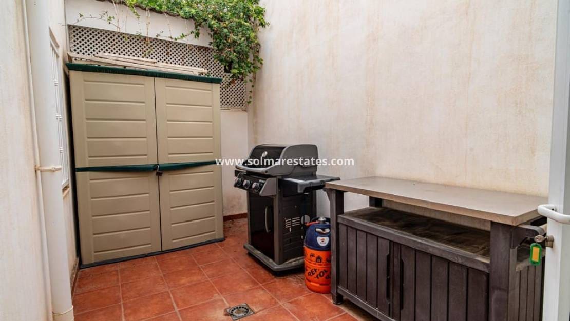 4 Zimmer Villa zu verkaufen in Villamartin mit Pool - 650.000 € (Ref: 8967015)