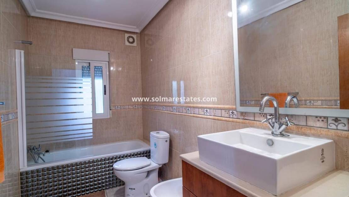 4 Zimmer Villa zu verkaufen in Villamartin mit Pool - 650.000 € (Ref: 8967015)