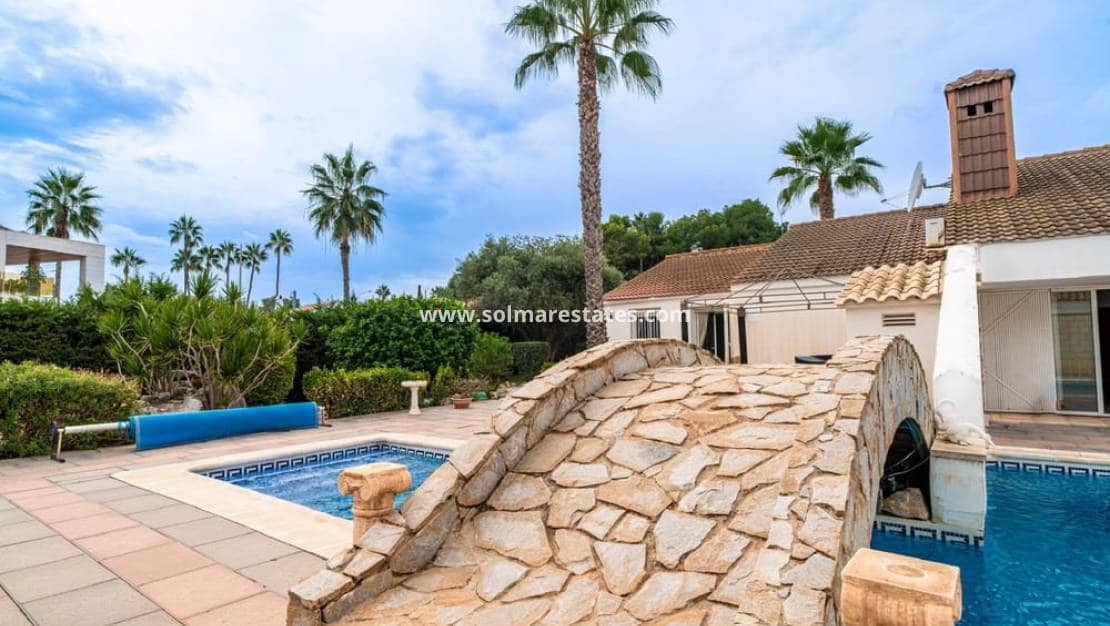 4 Zimmer Villa zu verkaufen in Villamartin mit Pool - 650.000 € (Ref: 8967015)