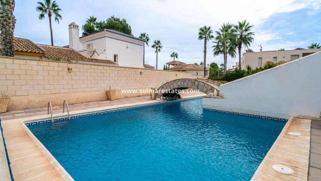4 Zimmer Villa zu verkaufen in Villamartin mit Pool - 650.000 € (Ref: 8967015)