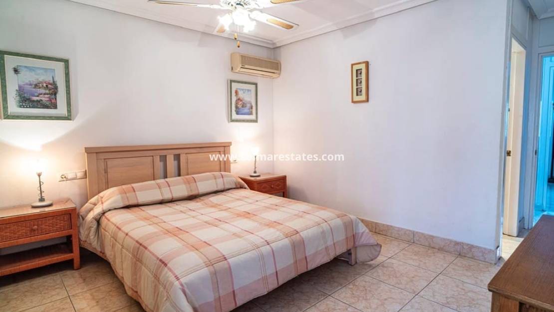 4 Zimmer Villa zu verkaufen in Villamartin mit Pool - 650.000 € (Ref: 8967015)