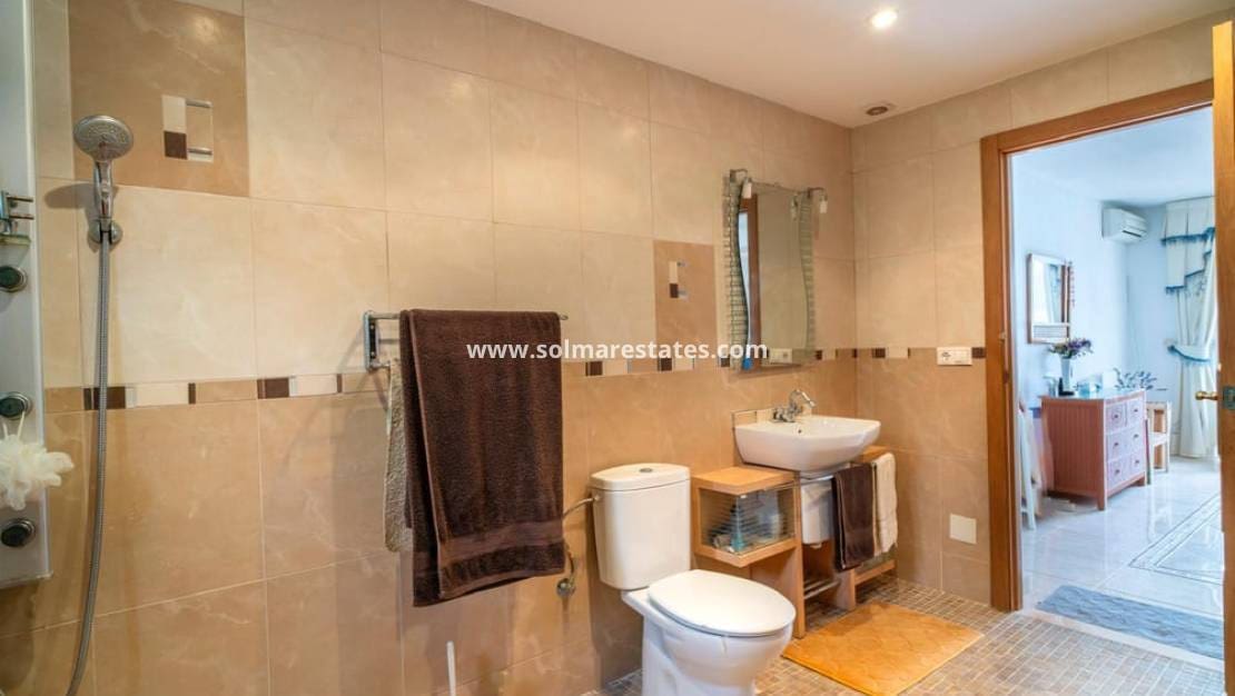 4 Zimmer Villa zu verkaufen in Villamartin mit Pool - 650.000 € (Ref: 8967015)