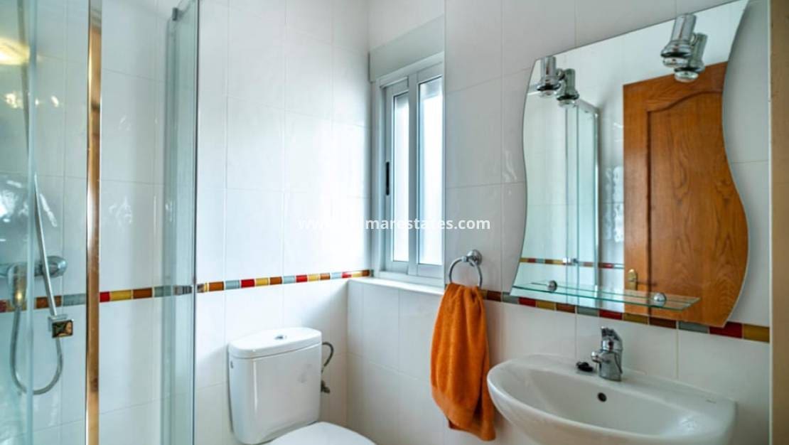 4 Zimmer Villa zu verkaufen in Villamartin mit Pool - 650.000 € (Ref: 8967015)