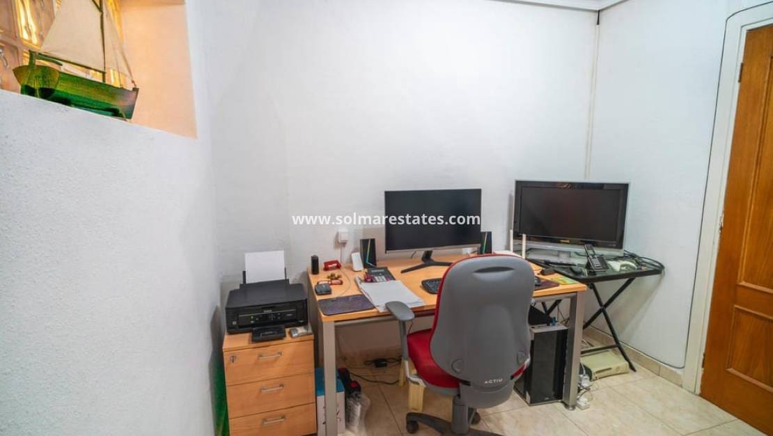 4 Zimmer Villa zu verkaufen in Villamartin mit Pool - 650.000 € (Ref: 8967015)