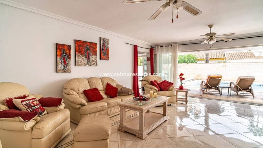 4 Zimmer Villa zu verkaufen in Villamartin mit Pool - 650.000 € (Ref: 8967015)
