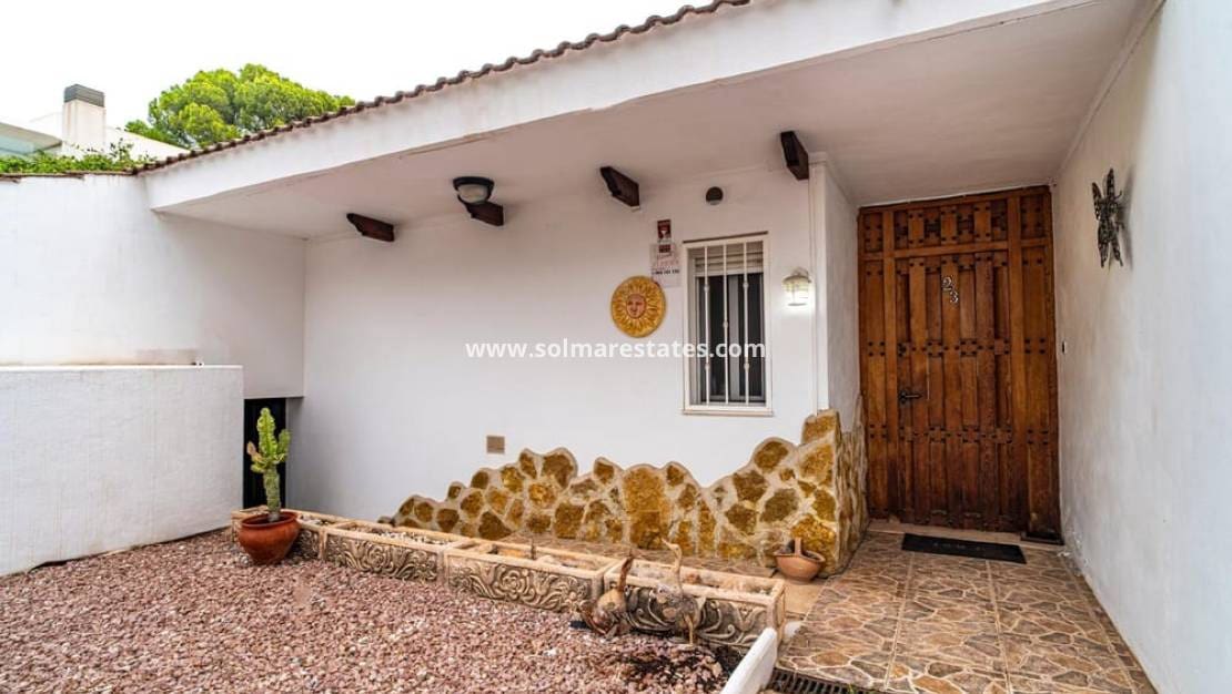 4 Zimmer Villa zu verkaufen in Villamartin mit Pool - 650.000 € (Ref: 8967015)