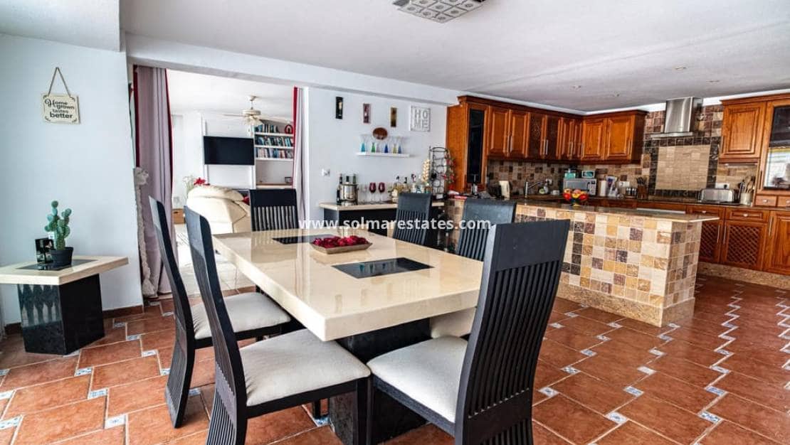 4 Zimmer Villa zu verkaufen in Villamartin mit Pool - 650.000 € (Ref: 8967015)
