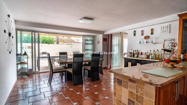 4 Zimmer Villa zu verkaufen in Villamartin, Orihuela mit Pool - 650.000 € (Ref: 8967015)