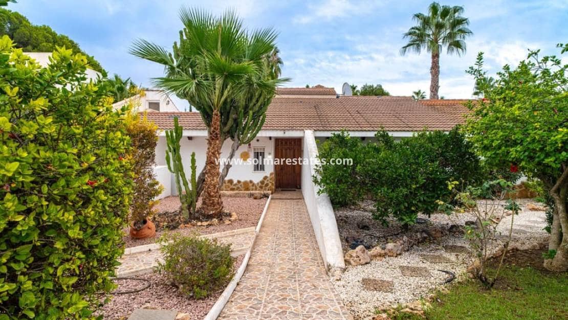 4 Zimmer Villa zu verkaufen in Villamartin mit Pool - 650.000 € (Ref: 8967015)