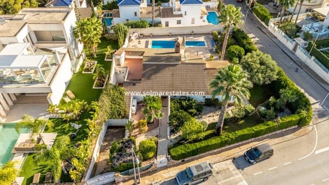 4 Zimmer Villa zu verkaufen in Villamartin, Orihuela mit Pool - 650.000 € (Ref: 8967015)