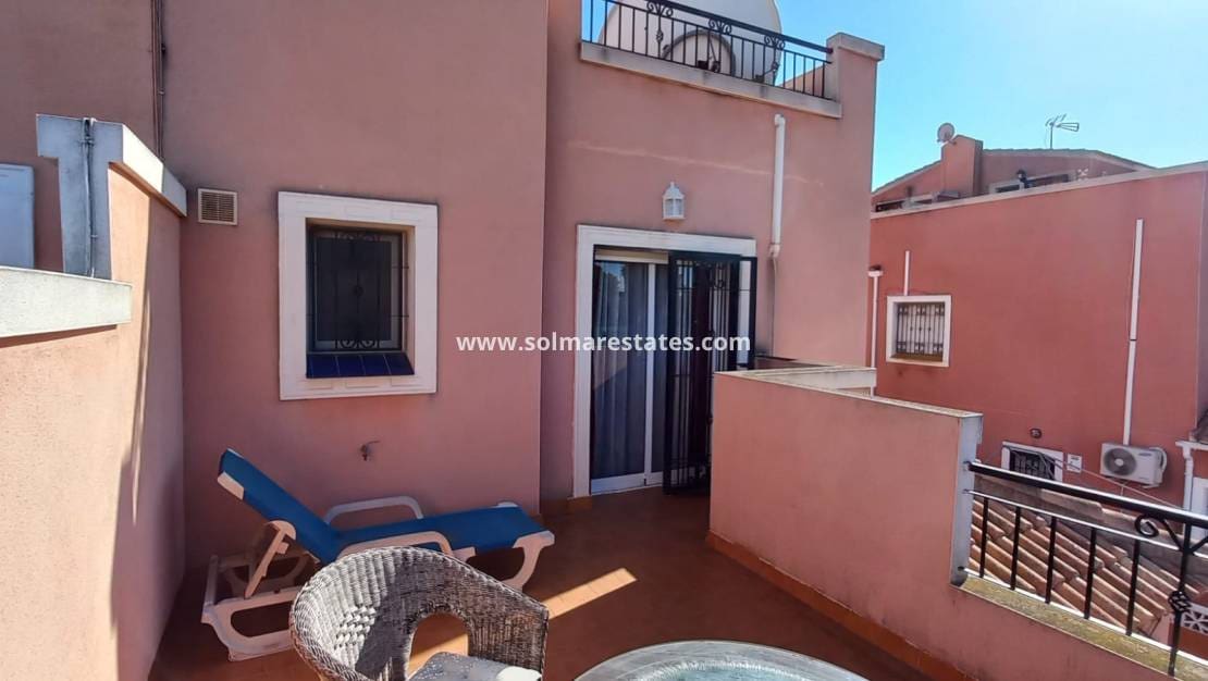 3 soveværelse Semi-Rækkehus til salg i Los Montesinos med swimmingpool - € 178.000 (Ref: 9023860)