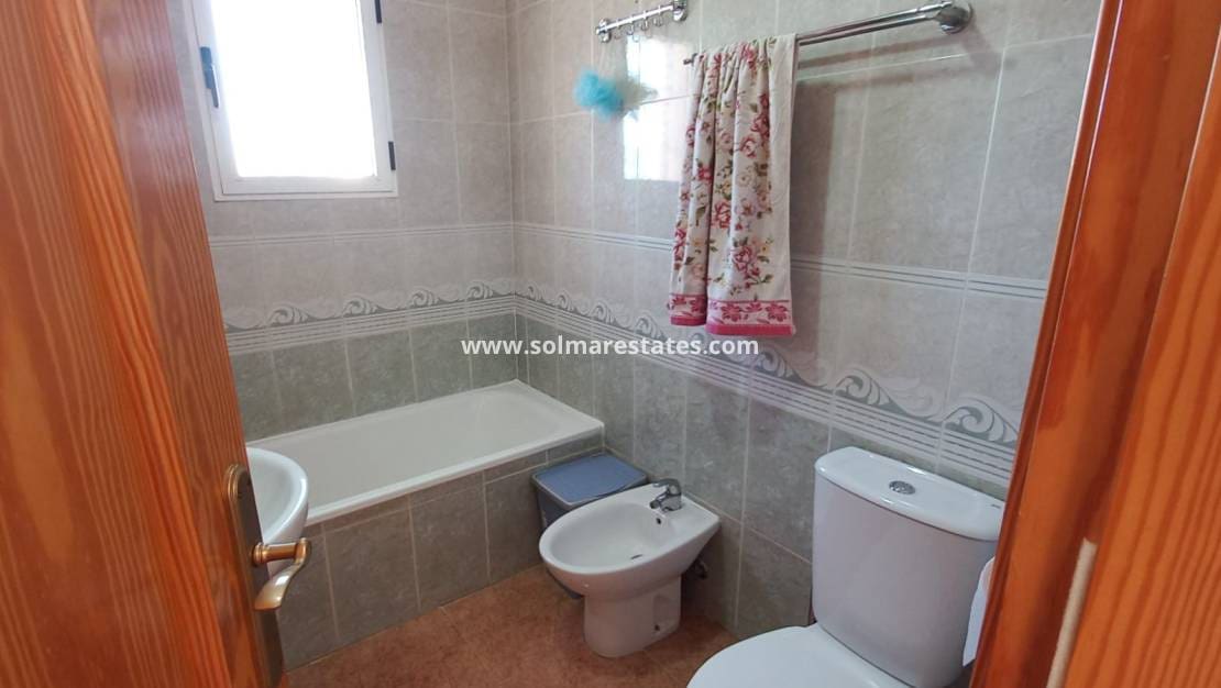 3 soveværelse Semi-Rækkehus til salg i Los Montesinos med swimmingpool - € 178.000 (Ref: 9023860)