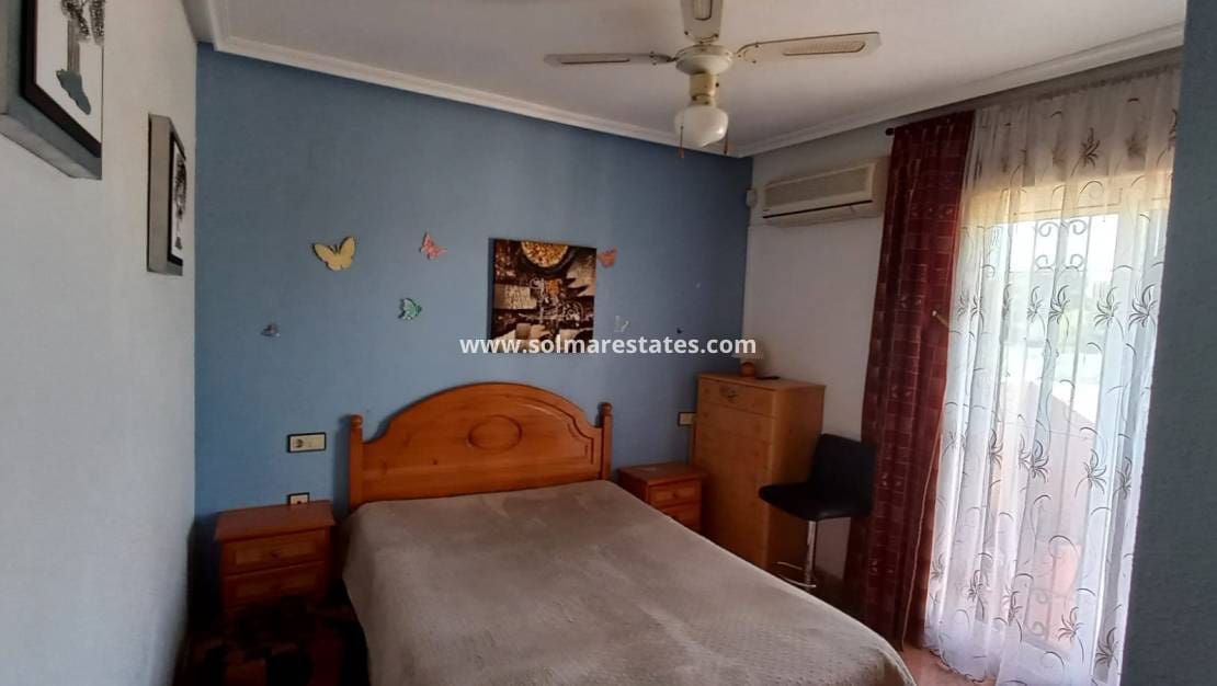 3 soveværelse Semi-Rækkehus til salg i Los Montesinos med swimmingpool - € 178.000 (Ref: 9023860)