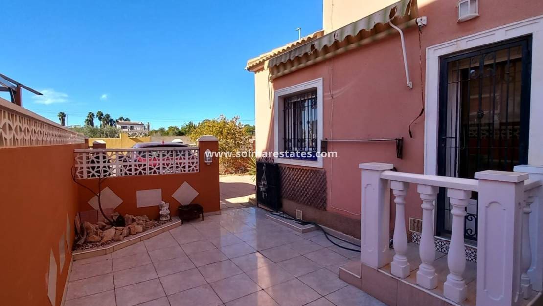 3 soveværelse Semi-Rækkehus til salg i Los Montesinos med swimmingpool - € 178.000 (Ref: 9023860)