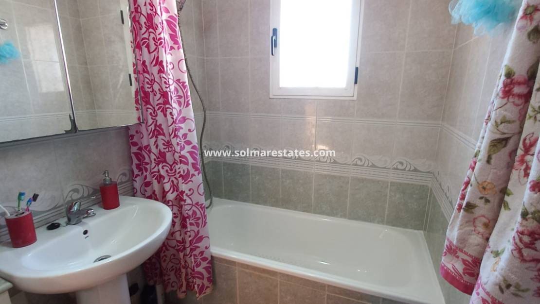 3 soveværelse Semi-Rækkehus til salg i Los Montesinos med swimmingpool - € 178.000 (Ref: 9023860)