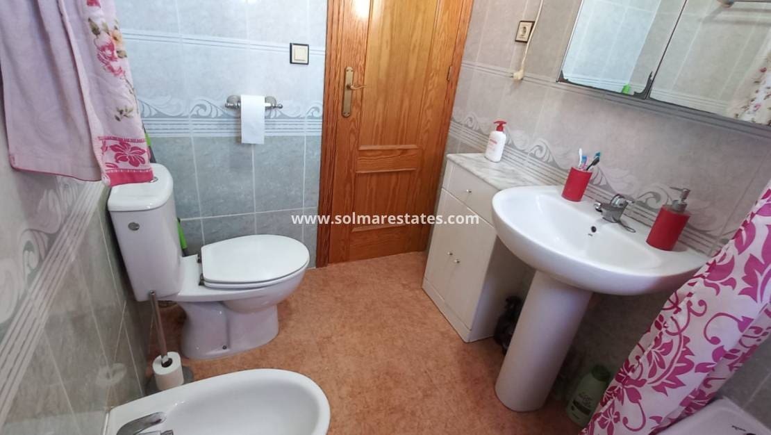 3 soveværelse Semi-Rækkehus til salg i Los Montesinos med swimmingpool - € 178.000 (Ref: 9023860)