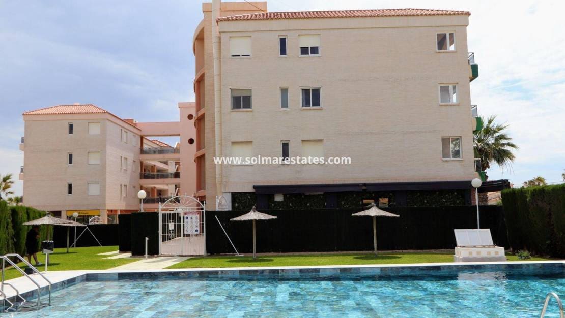 Apartamento de 3 habitaciones en Playa Flamenca en venta con piscina - 340.000 € (Ref: 9030682)