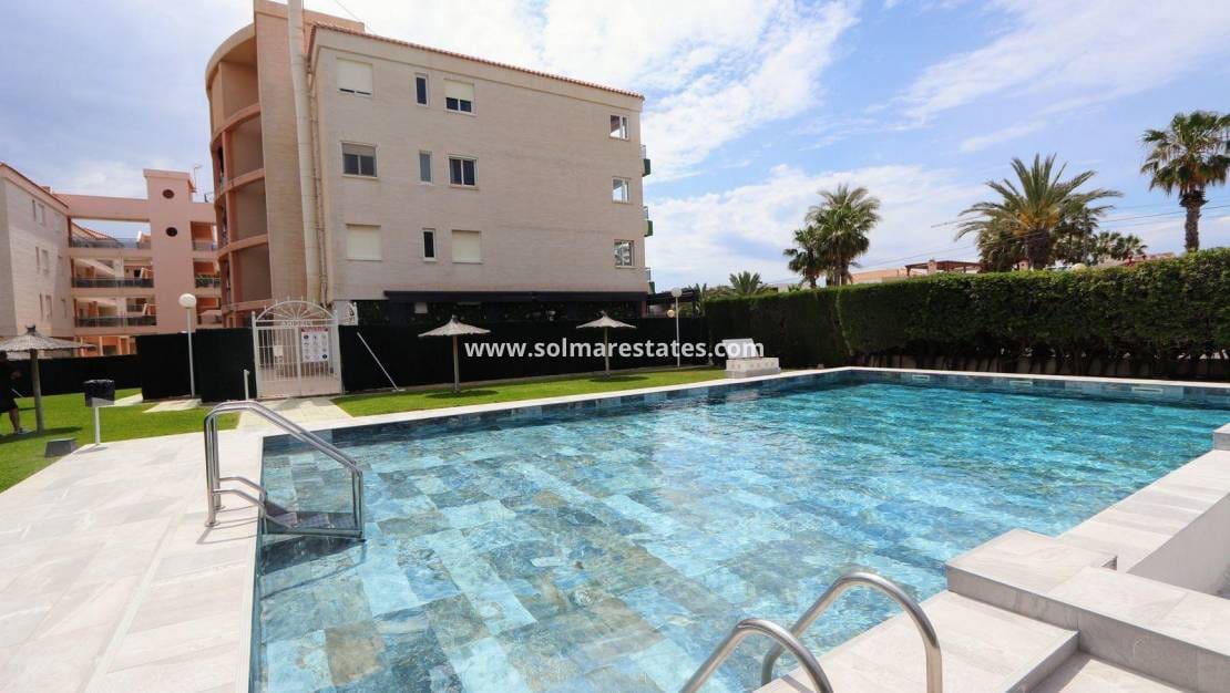 Apartamento de 3 habitaciones en Playa Flamenca en venta con piscina - 340.000 € (Ref: 9030682)