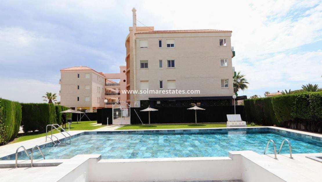 Apartamento de 3 habitaciones en Playa Flamenca en venta con piscina - 340.000 € (Ref: 9030682)