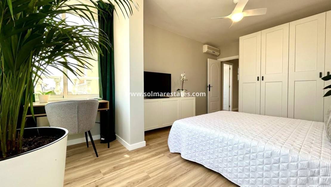 3 soveværelse Byhus til salg i Punta Prima med swimmingpool - € 288.000 (Ref: 9049822)