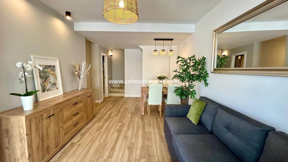 3 soveværelse Byhus til salg i Punta Prima med swimmingpool - € 288.000 (Ref: 9049822)