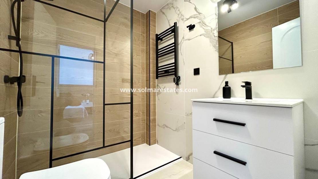 3 soveværelse Byhus til salg i Punta Prima med swimmingpool - € 288.000 (Ref: 9049822)