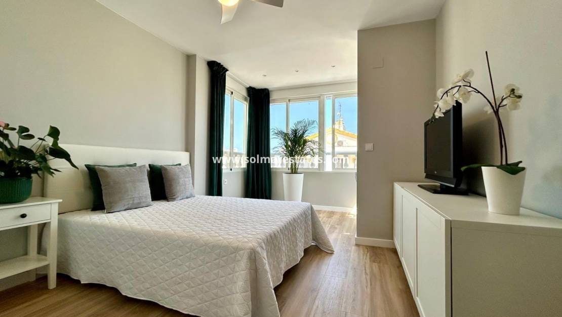 3 soveværelse Byhus til salg i Punta Prima med swimmingpool - € 288.000 (Ref: 9049822)