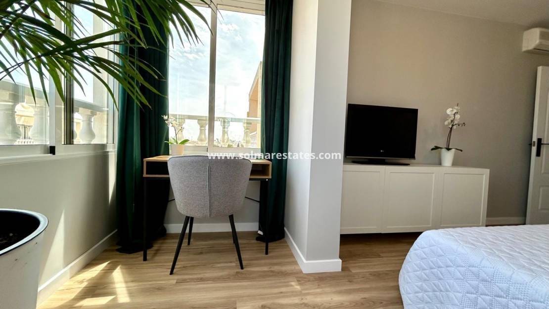 3 soveværelse Byhus til salg i Punta Prima med swimmingpool - € 288.000 (Ref: 9049822)