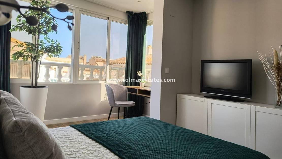 Casa de 3 habitaciones en Punta Prima en venta con piscina - 279.000 € (Ref: 9049822)
