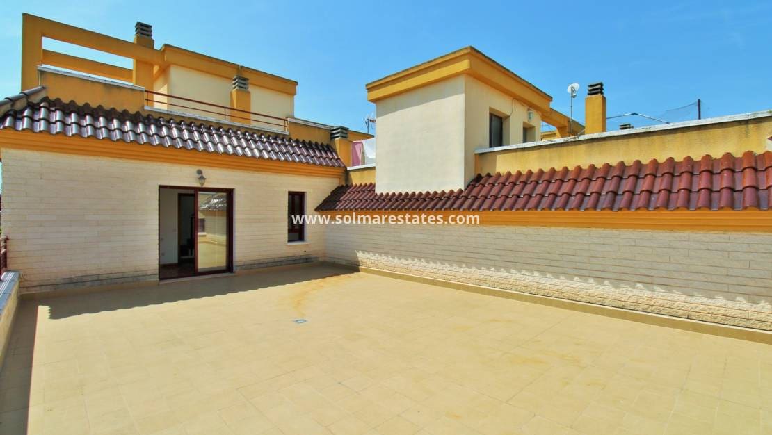 3 soveværelse Semi-Rækkehus til salg i Los Desamparados - € 199.000 (Ref: 9086131)