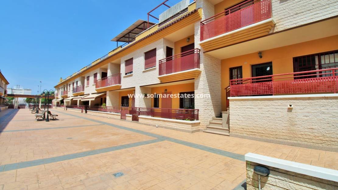 3 soveværelse Semi-Rækkehus til salg i Los Desamparados - € 199.000 (Ref: 9086131)