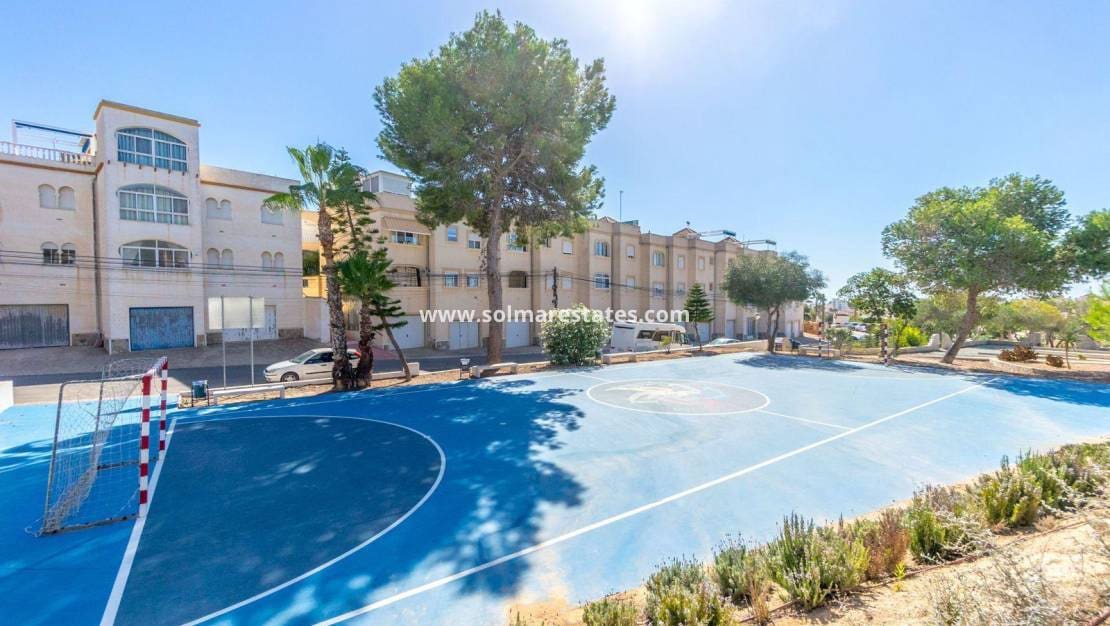 3 slaapkamer Villa te koop in Villamartin met zwembad - € 295.000 (Ref: 9094440)