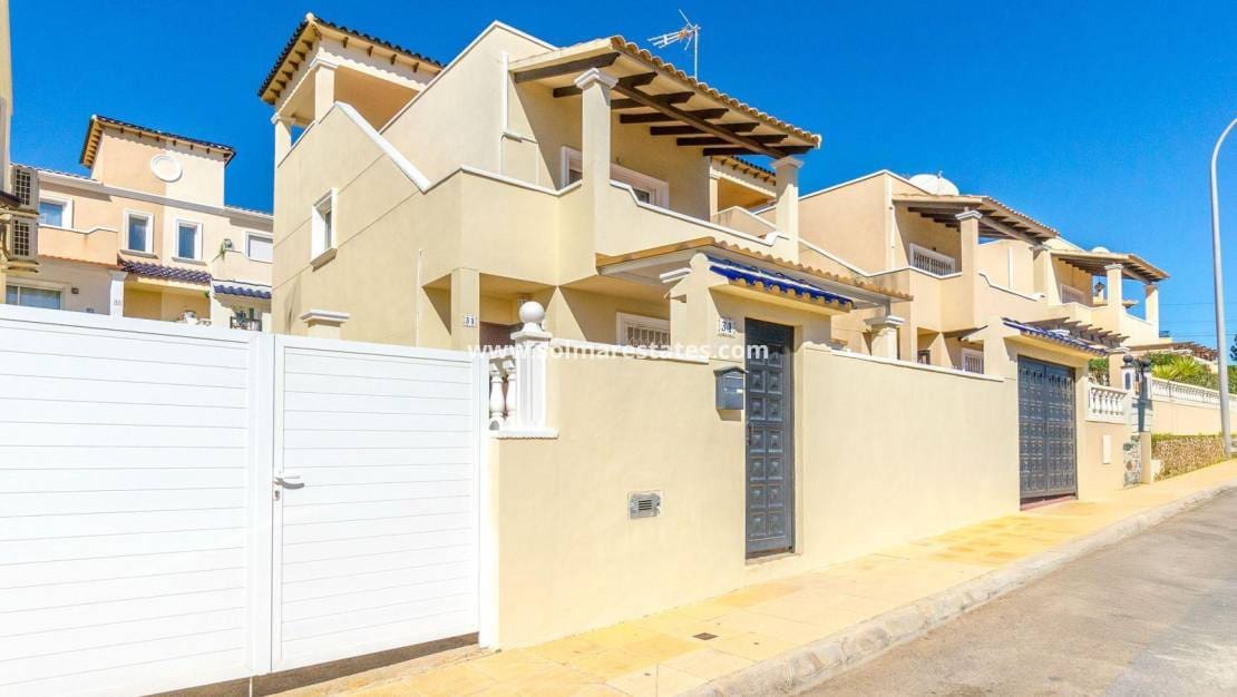 3 bedroom Villa for sale in Villamartin with pool - € 295,000 (Ref: 9094440)