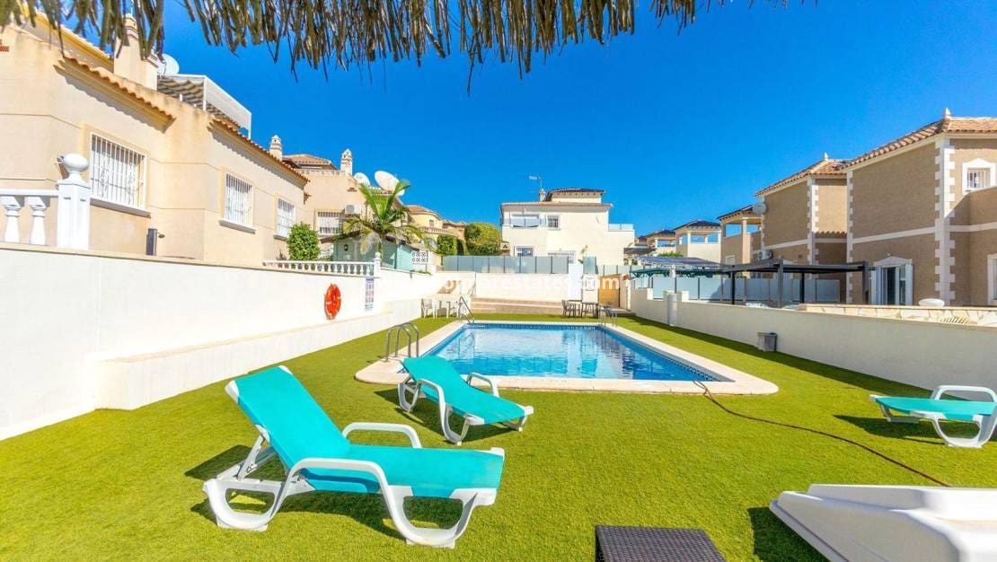 3 bedroom Villa for sale in Villamartin with pool - € 295,000 (Ref: 9094440)