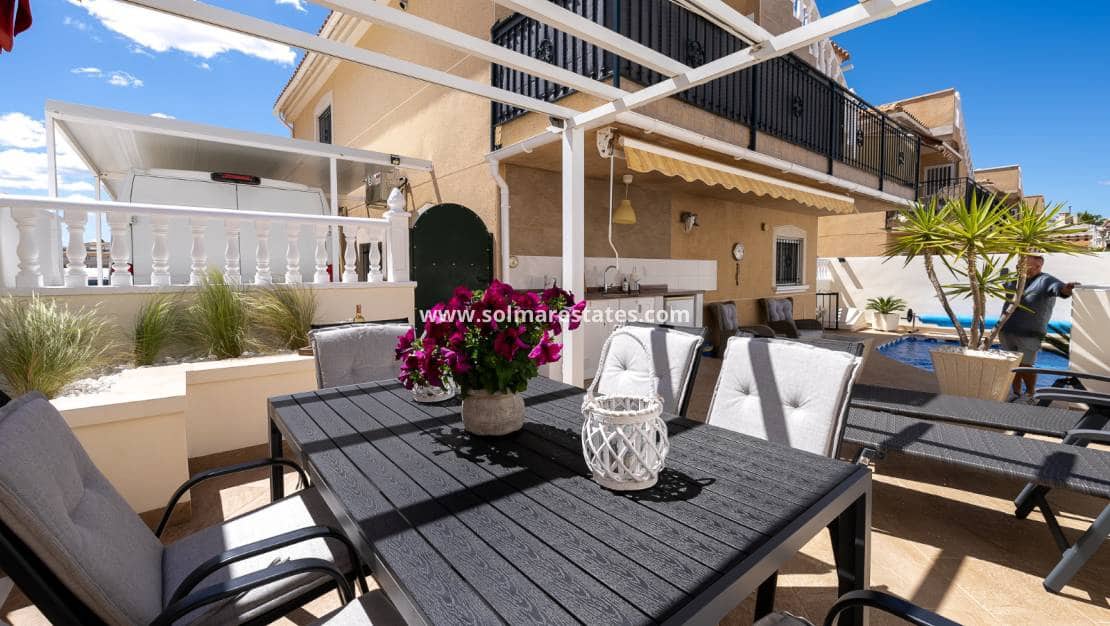 4 bedroom Villa for sale in Villamartin with pool - € 379,000 (Ref: 9105169)