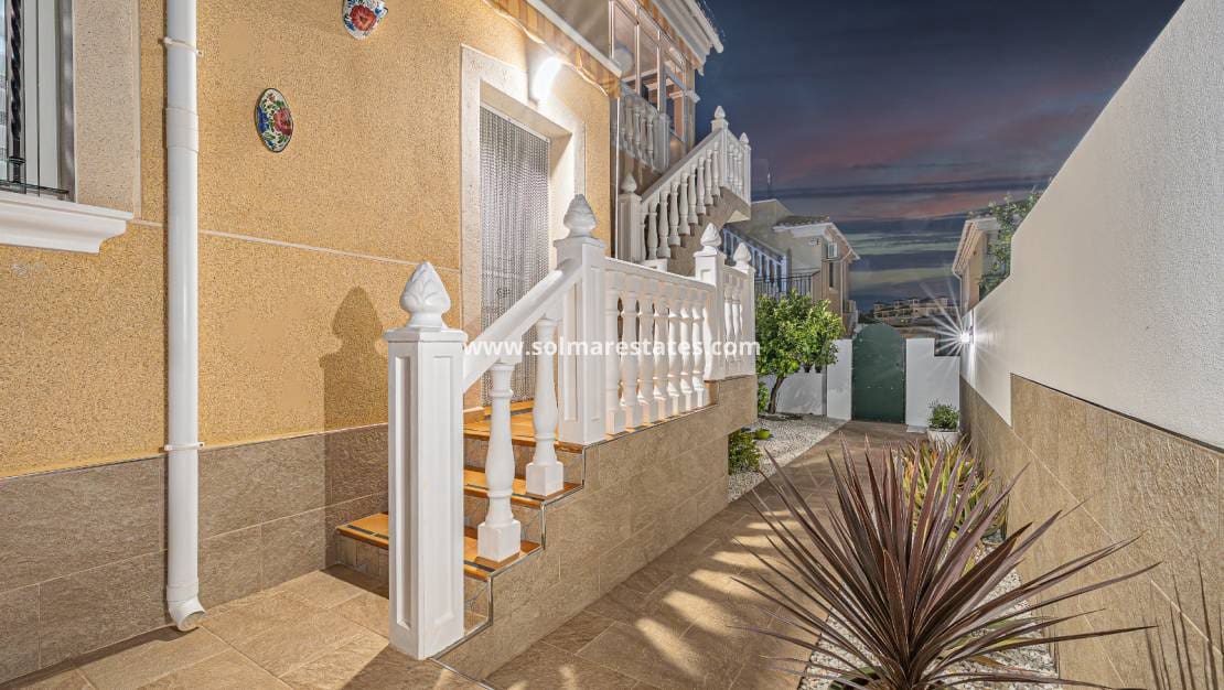 4 bedroom Villa for sale in Villamartin with pool - € 379,000 (Ref: 9105169)