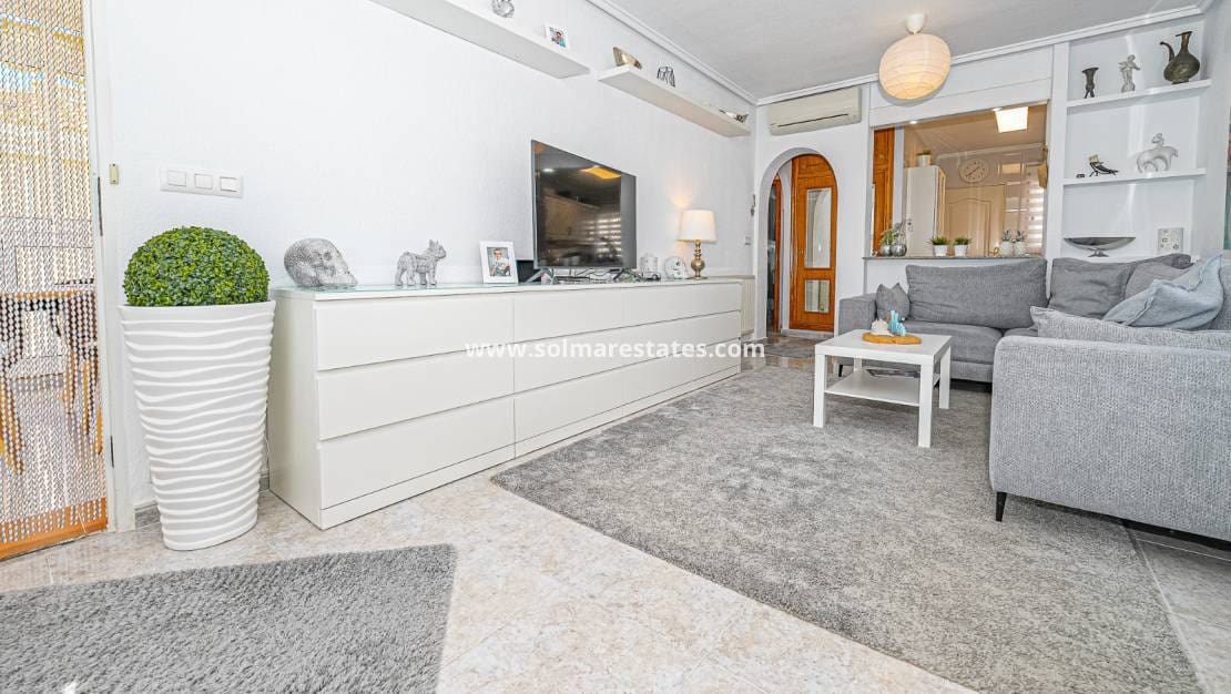 4 bedroom Villa for sale in Villamartin with pool - € 379,000 (Ref: 9105169)