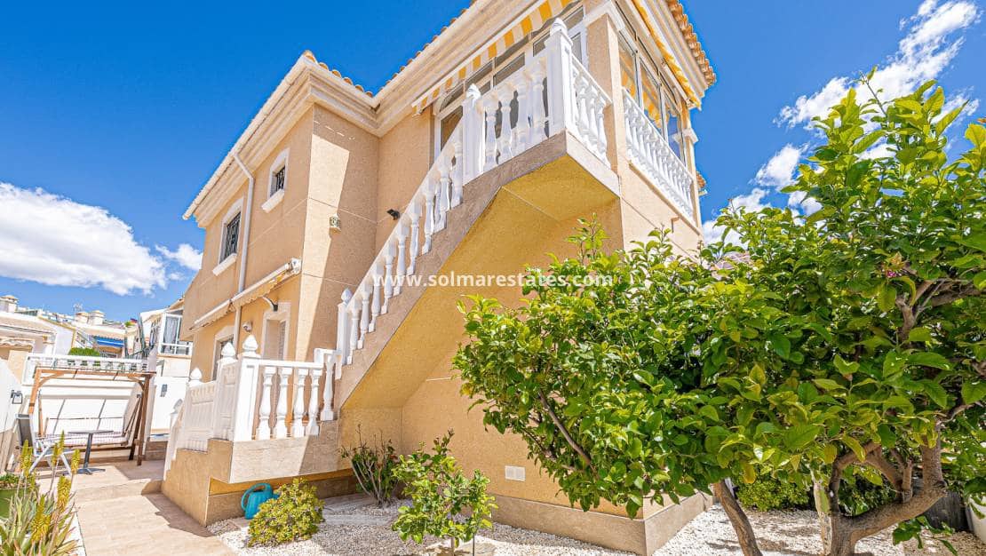 4 bedroom Villa for sale in Villamartin with pool - € 379,000 (Ref: 9105169)