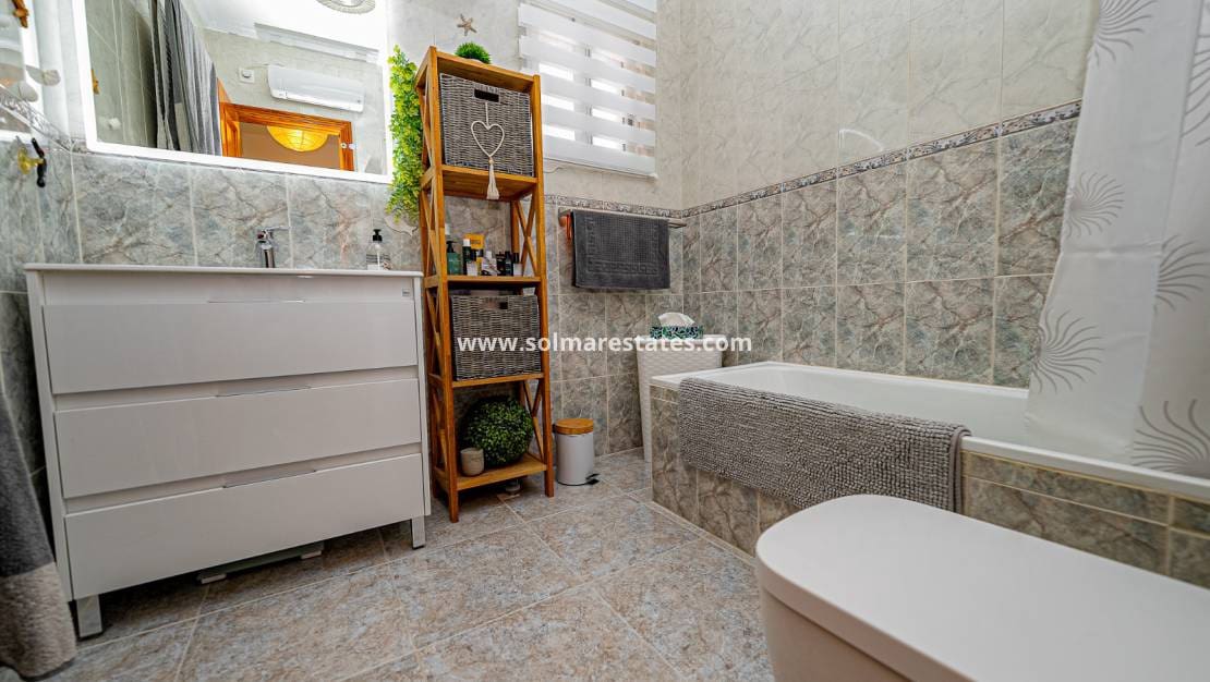 4 bedroom Villa for sale in Villamartin with pool - € 379,000 (Ref: 9105169)