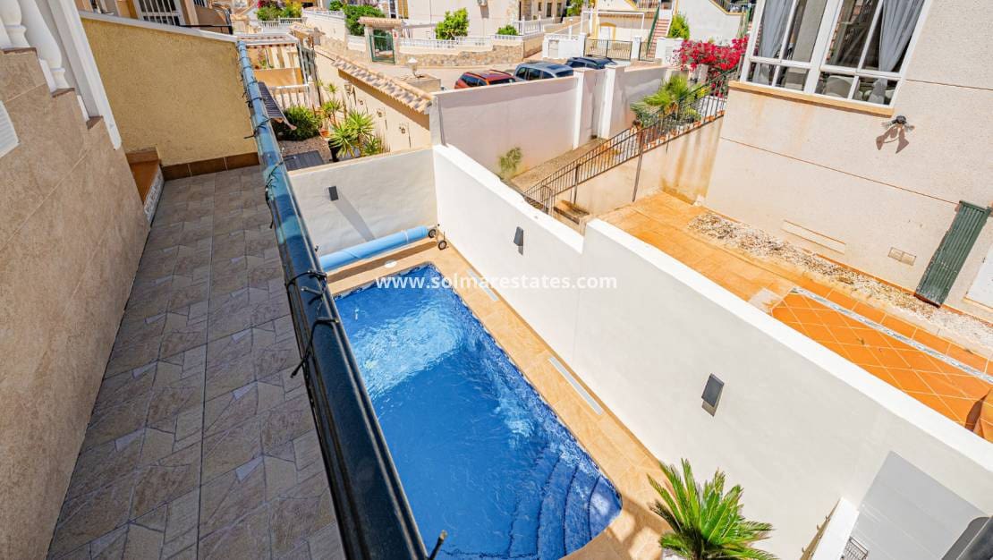 4 bedroom Villa for sale in Villamartin with pool - € 379,000 (Ref: 9105169)