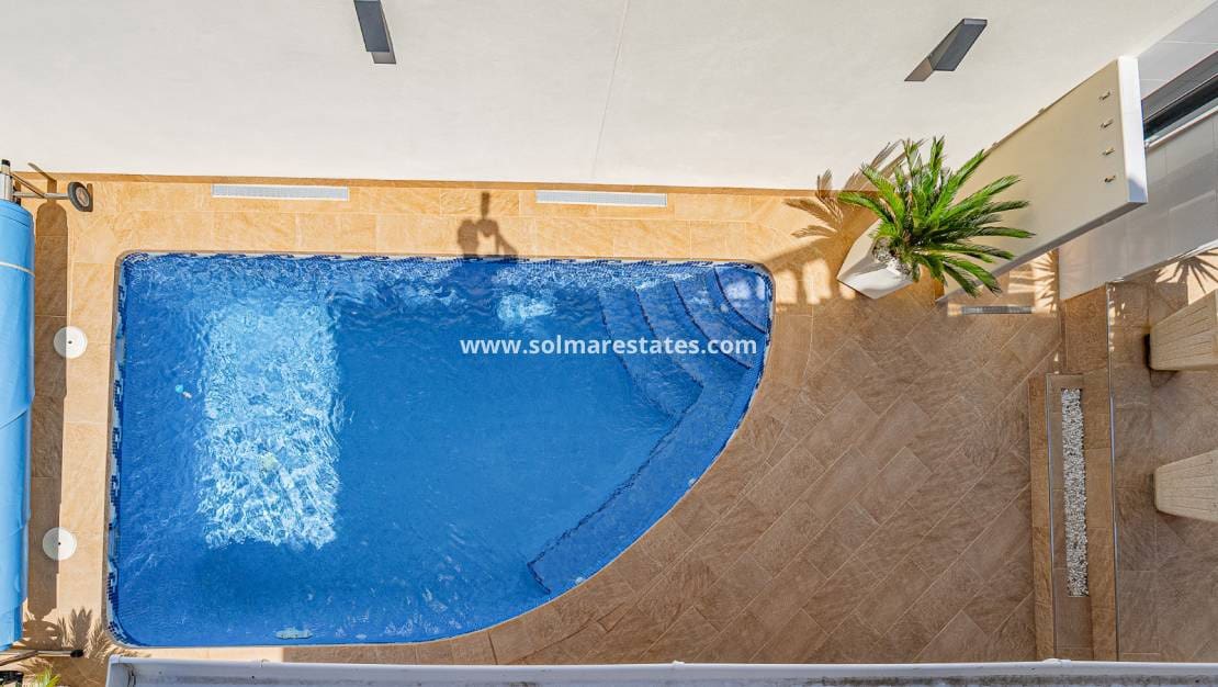 4 bedroom Villa for sale in Villamartin with pool - € 379,000 (Ref: 9105169)