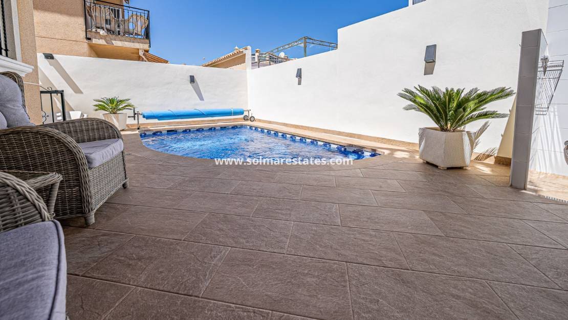 4 bedroom Villa for sale in Villamartin with pool - € 379,000 (Ref: 9105169)