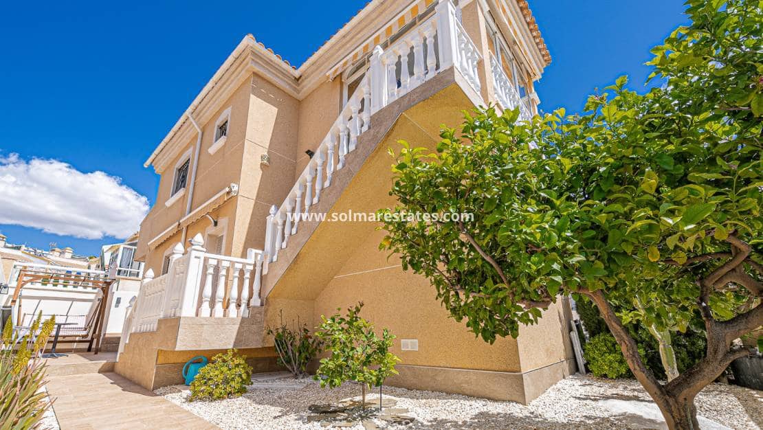 4 bedroom Villa for sale in Villamartin with pool - € 379,000 (Ref: 9105169)