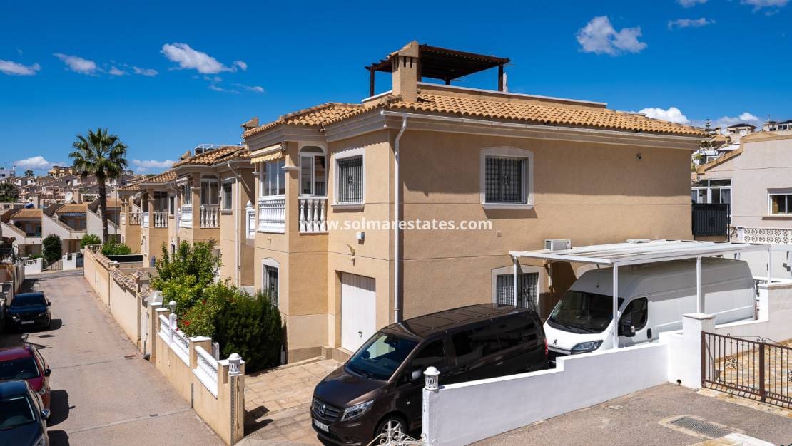 4 bedroom Villa for sale in Villamartin with pool - € 379,000 (Ref: 9105169)
