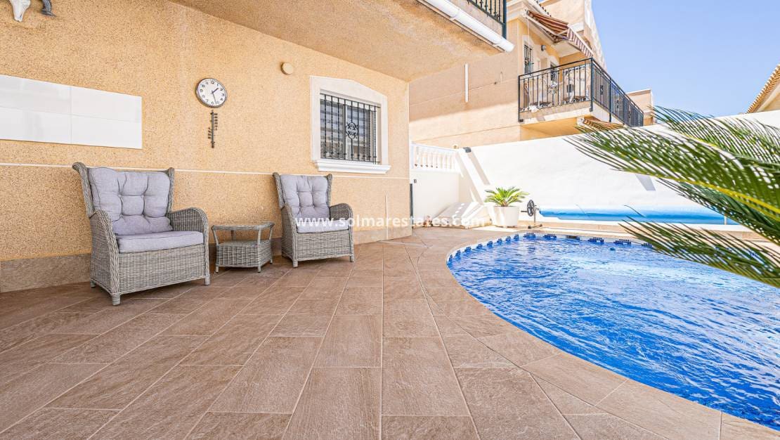 4 bedroom Villa for sale in Villamartin with pool - € 379,000 (Ref: 9105169)