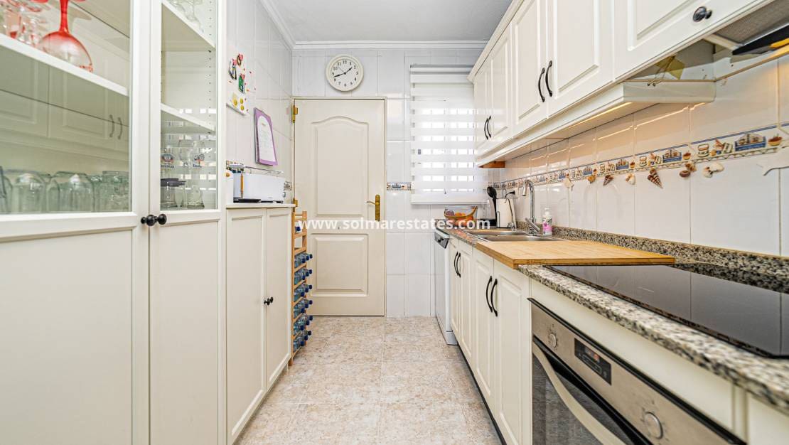 4 bedroom Villa for sale in Villamartin with pool - € 379,000 (Ref: 9105169)