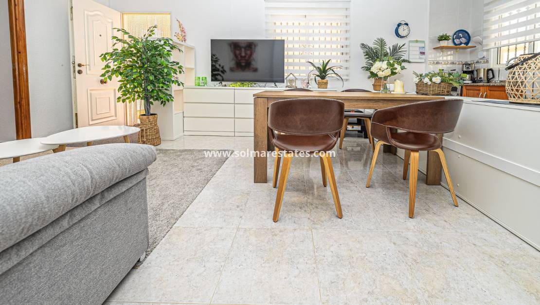 4 bedroom Villa for sale in Villamartin with pool - € 379,000 (Ref: 9105169)